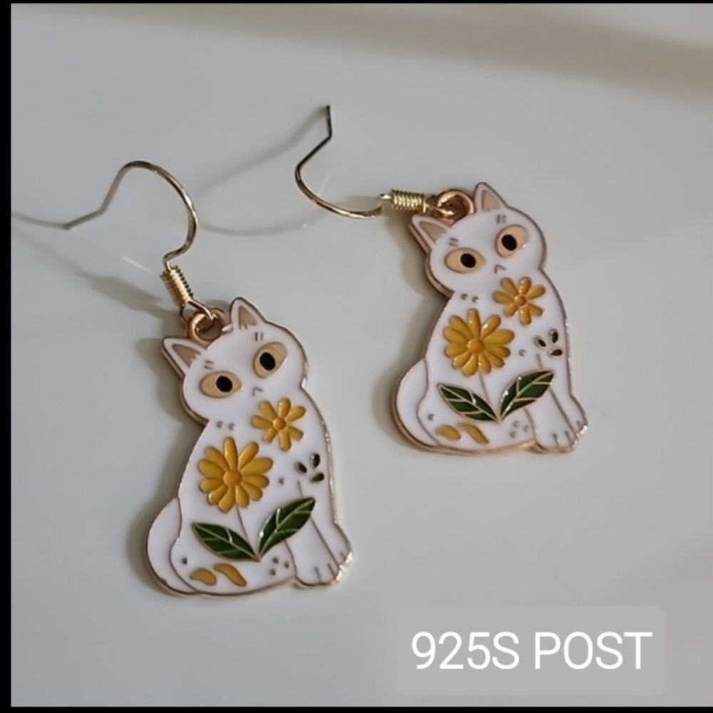 Boho White Hippie Cat Flower Earrings 925S Posts EO